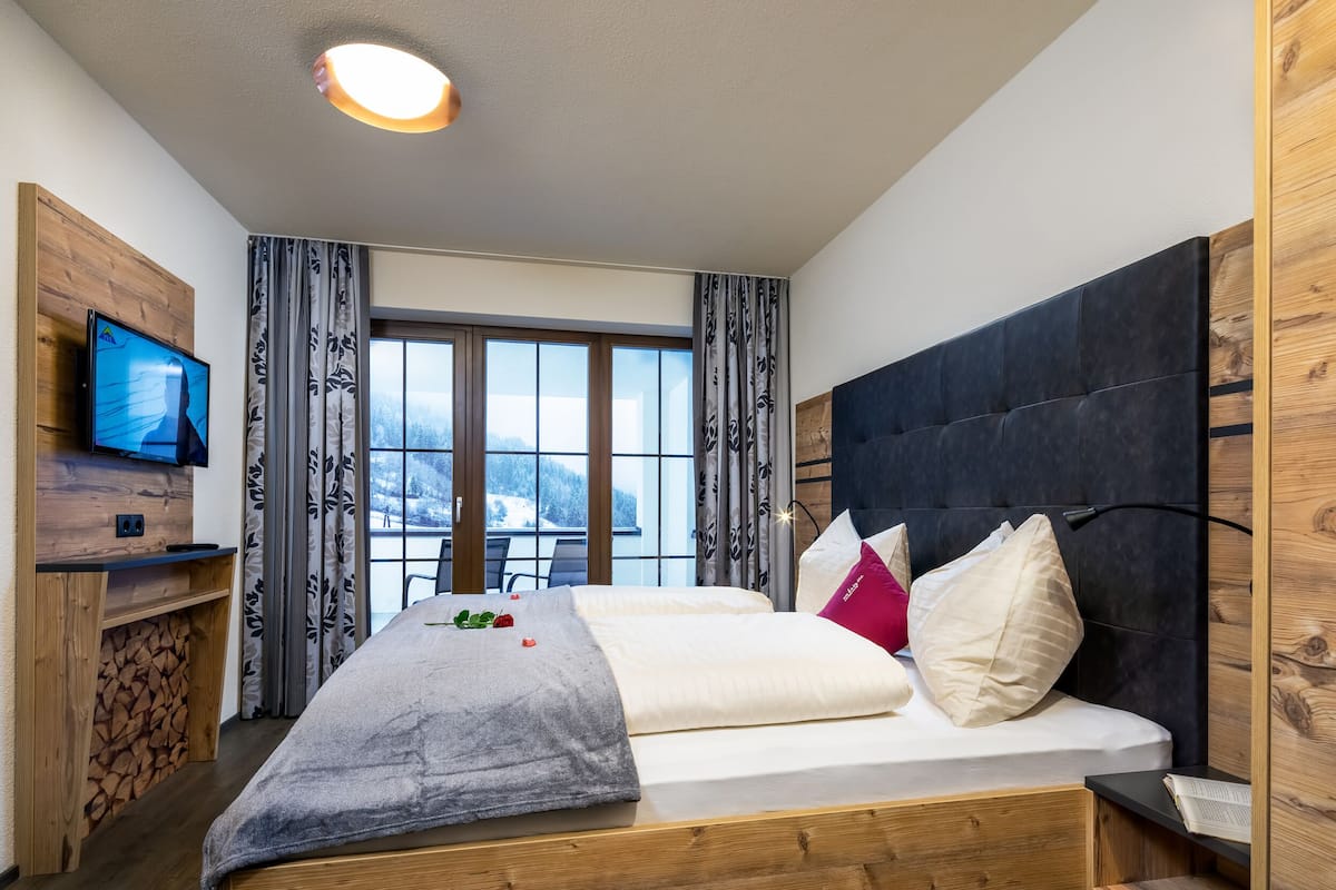 Classic Apartment, 3 Bedrooms | 1 bedroom, hypo-allergenic bedding, in-room safe, blackout curtains