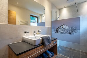 Classic Apartment | Bathroom