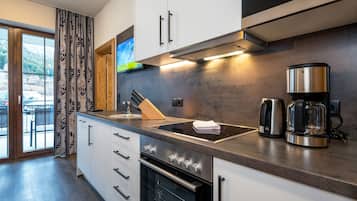 Classic Apartment | Private kitchen | Full-sized fridge, microwave, oven, stovetop