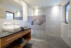 Shower, free toiletries, hair dryer, bathrobes - Alpin Chalet am Burgsee (Ladis)