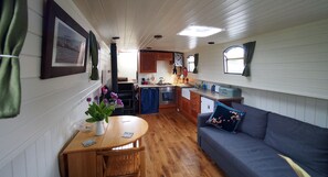 Food and drink - Roisin Dubh Houseboat (Sallins)
