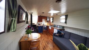 Ferienhaus, 2 Schlafzimmer | Wohnbereich | Fernseher, Kamin