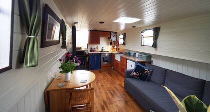 Roisin Dubh Houseboat