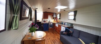 Roisin Dubh Houseboat