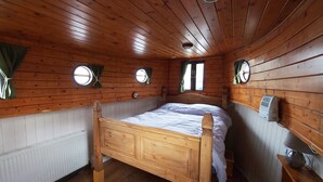 Unclassified image, 4 of 17, button - Roisin Dubh Houseboat (Sallins)