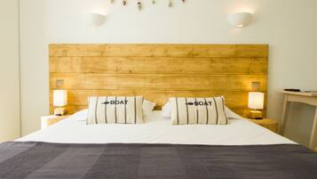 Habitación Confort | Decoración personalizada, muebles diferentes y escritorio