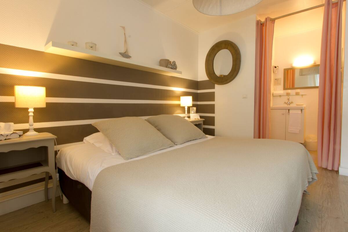 Superior Triple Room | Desk, blackout drapes, iron/ironing board (on request), WiFi (free)