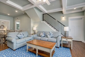 Luxury Condo, 5 Bedrooms | Living area