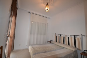 Apartamento Business | 2 dormitorios, decoración individual, mobiliario individual y escritorio