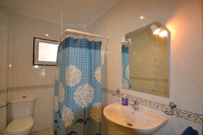 Shower, towels - Complexe Marina Smir (Tetouan)