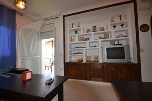 Huoneisto | Oleskelualue | 32–tuumainen televisio, jossa satelliittikanavat