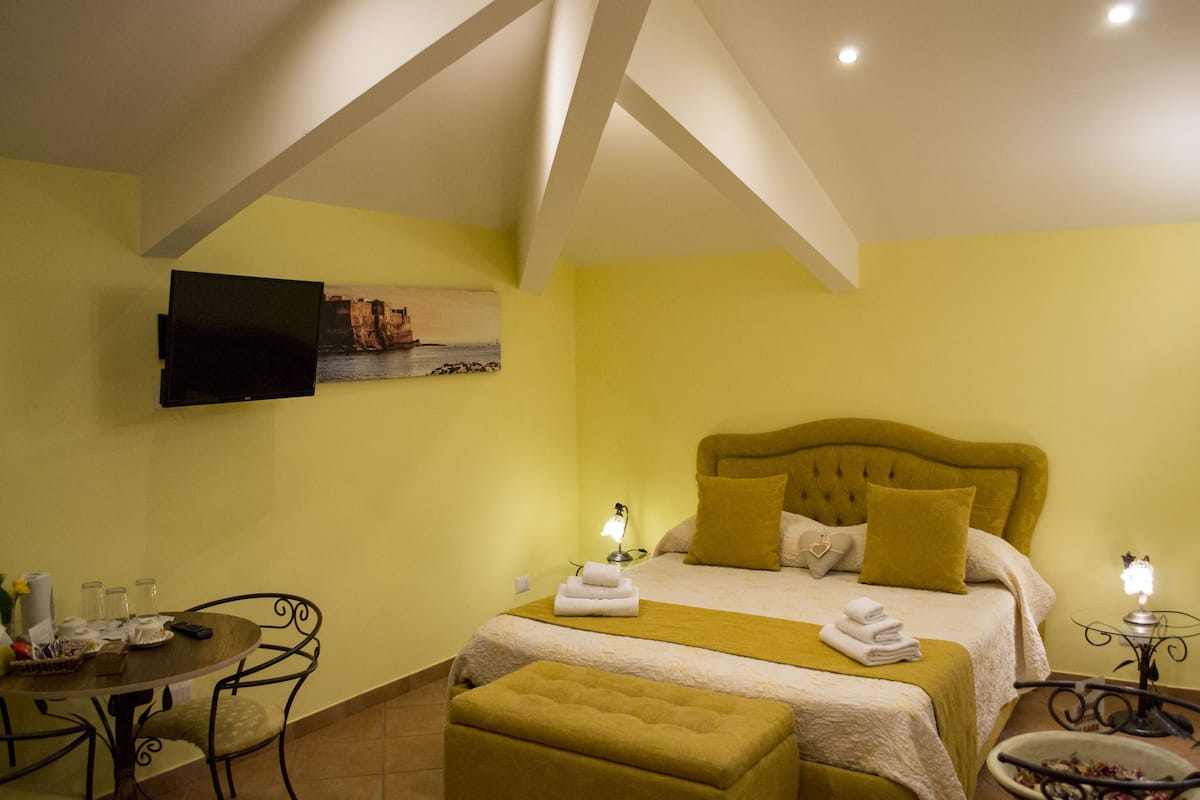 Quarto triplo | Roupas de cama premium, cofres nos quartos, escrivaninha