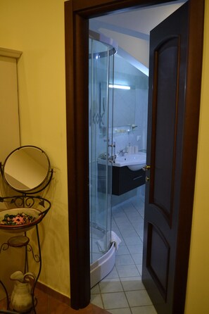 Double Room | Bathroom | Eco-friendly toiletries, hair dryer, bidet, towels - La Gemma (Naples)