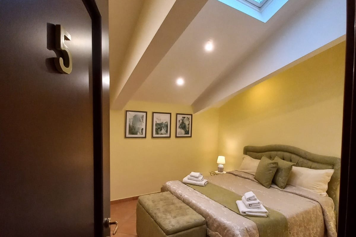 Quarto casal | Roupas de cama premium, cofres nos quartos, escrivaninha