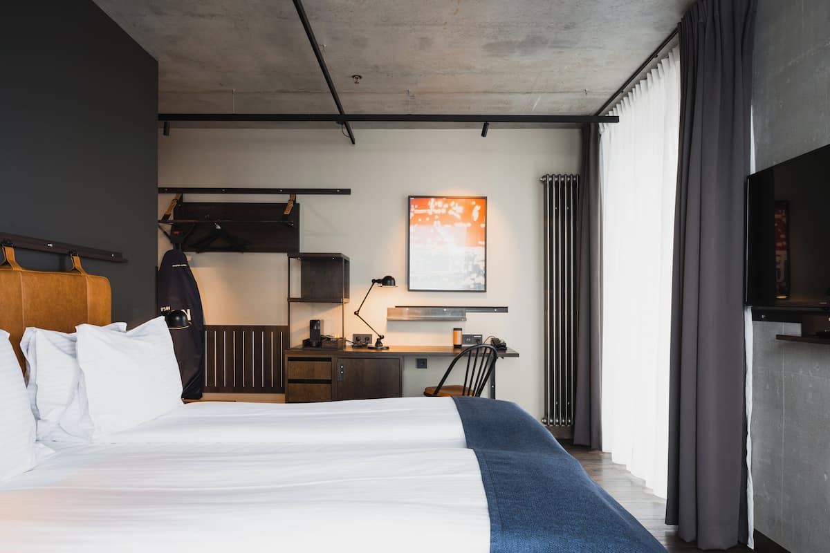Urban Deluxe Double or Twin Room with Sauna & Gym Access | 1 sovrum, allergitestade sängkläder och värdeförvaringsskåp på rummet