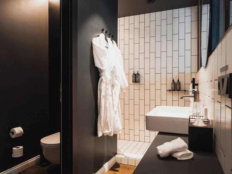 Douche, douche à « effet pluie », sÚche-cheveux