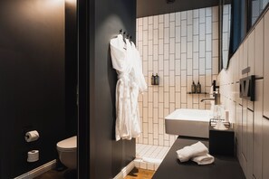 Douche, douche à « effet pluie », sèche-cheveux
