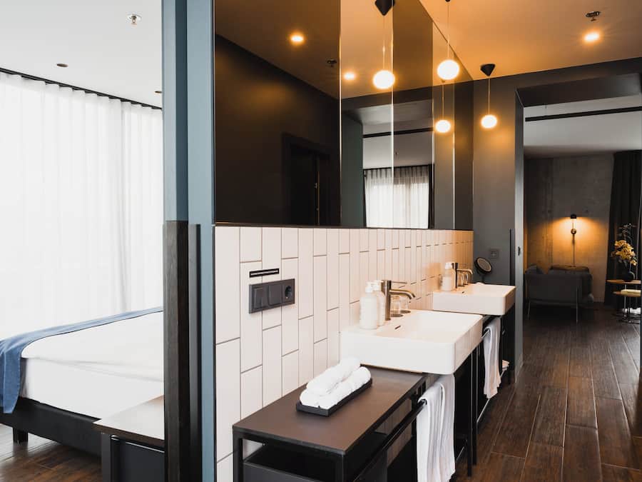 Suite, Hafenblick (with Sauna & Gym Access) | Waschbecken im Bad