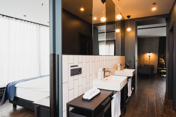 Suite, vista al puerto (with Sauna & Gym Access) | Lavabo en el baño