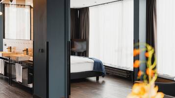Suite, Hafenblick (with Sauna & Gym Access) | Allergikerbettwaren, Zimmersafe, Verdunkelungsvorhänge