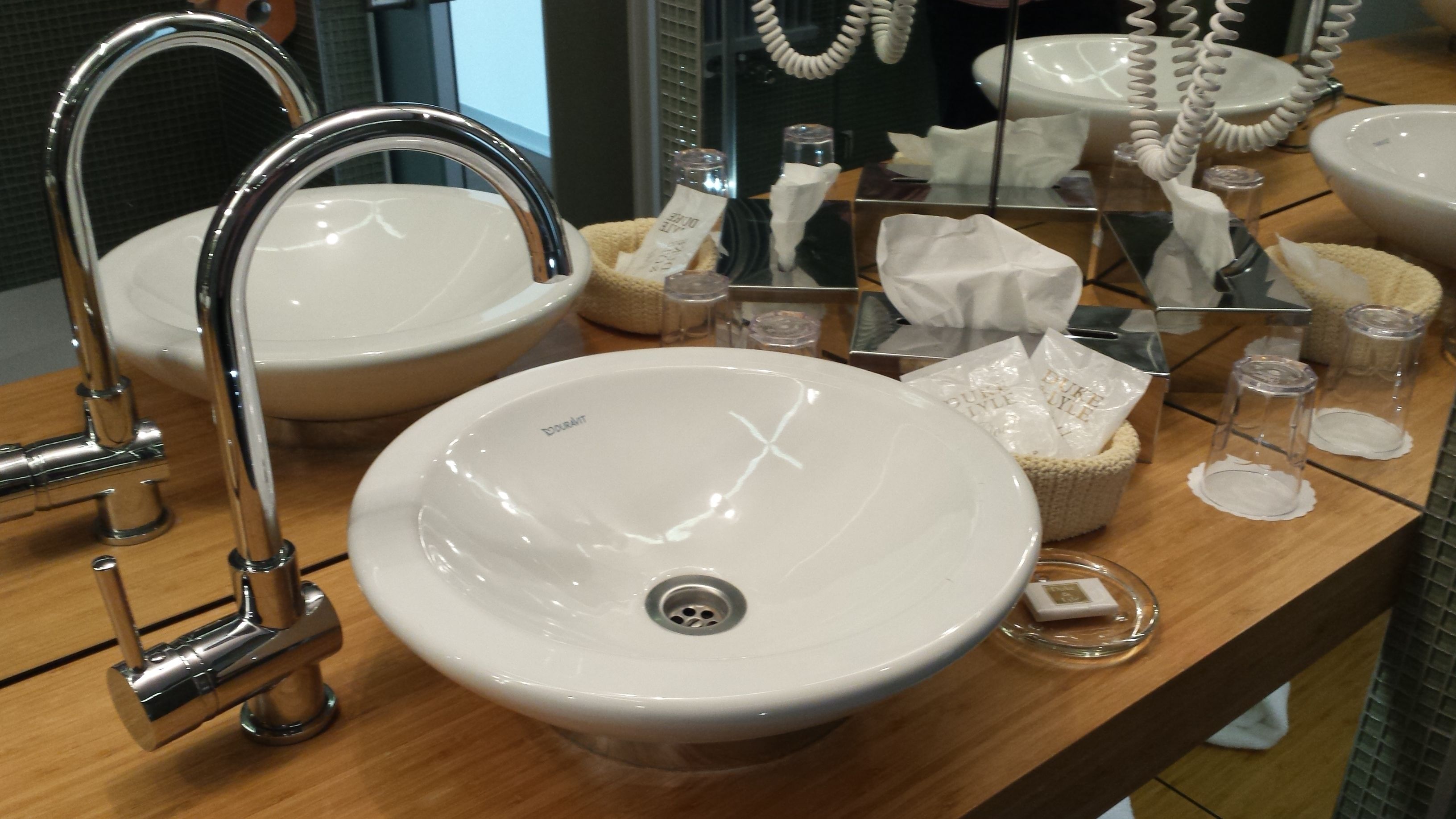 deluxe room with balcony | bathroom sink