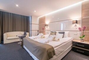 Suíte luxo | Roupas de cama premium, cofres nos quartos, escrivaninha