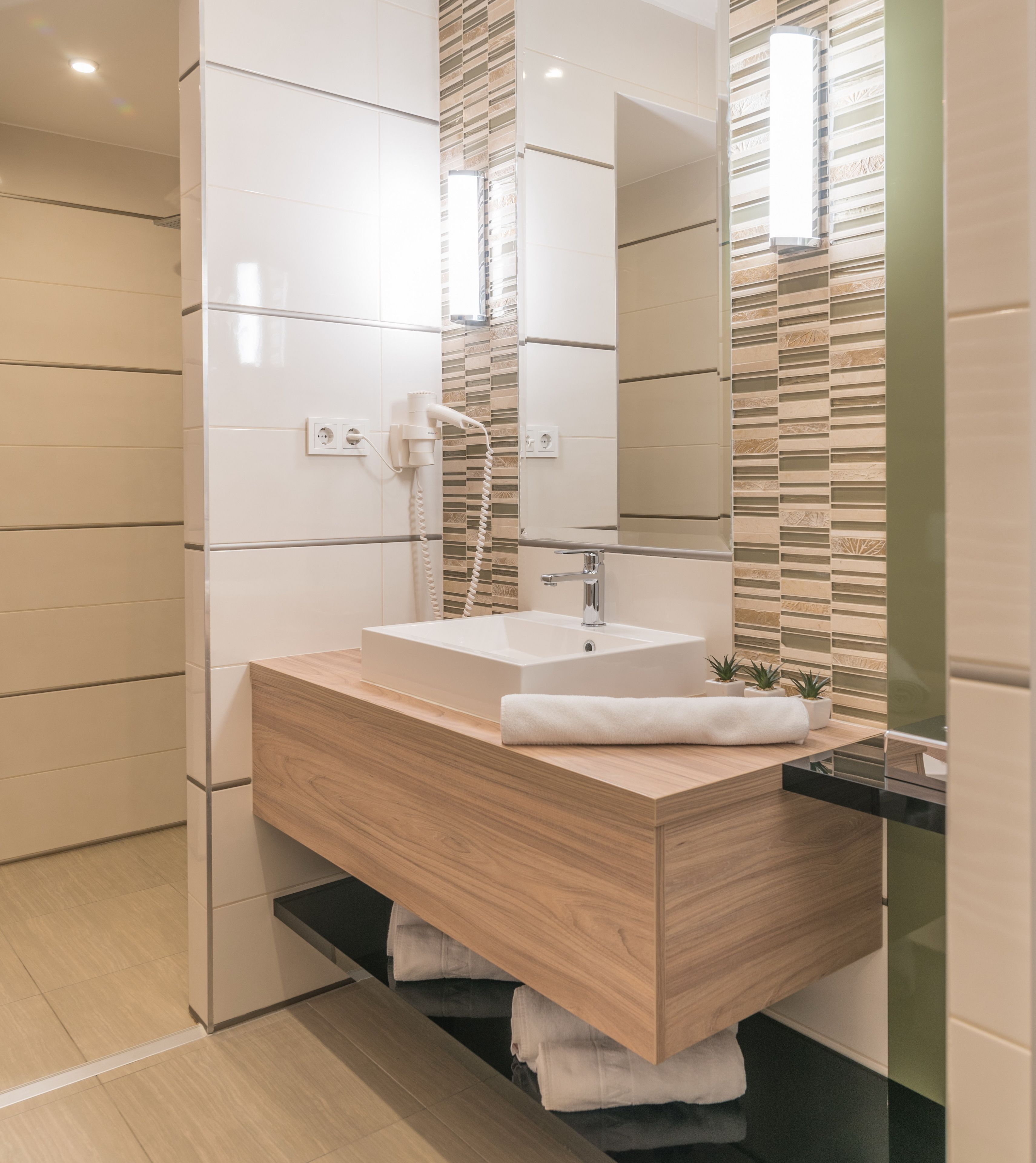deluxe suite | bathroom | shower, free toiletries, hair dryer, bathrobes