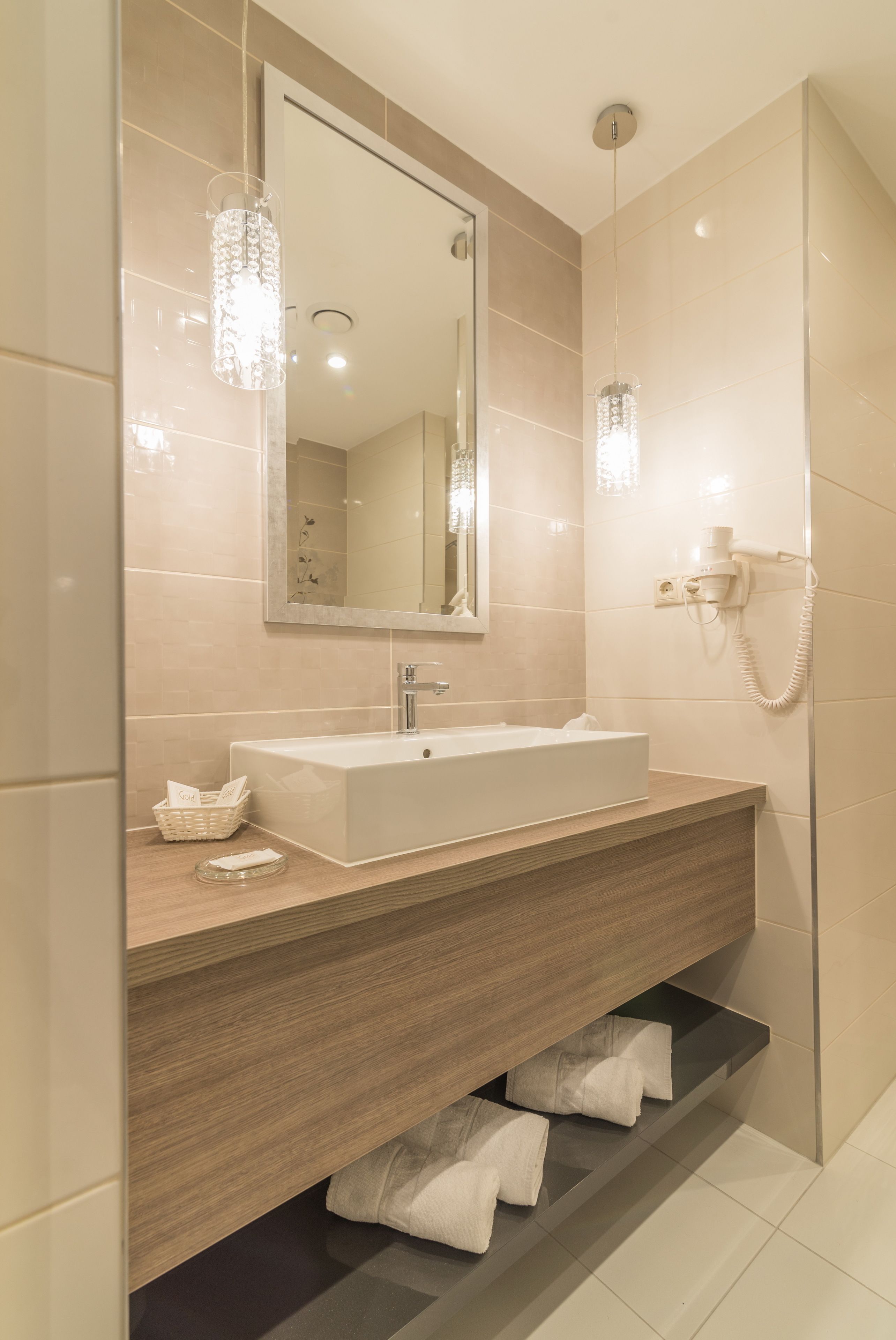 superior room | bathroom sink