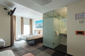 Escritorio, wifi gratis y ropa de cama 