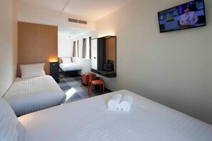 Memory-foam beds, desk, laptop workspace, soundproofing - easyHotel The Hague Scheveningen Beach (The Hague)