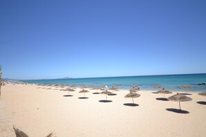 Plage privée, parasols