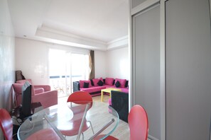 32-inch flat-screen TV with satellite channels, LCD TV - Complexe Playa De Pacha (Allyene)