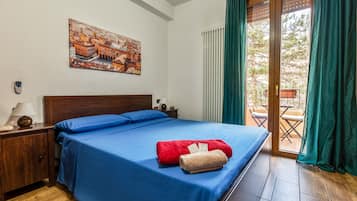 2 bedrooms, premium bedding, down comforters, memory foam beds