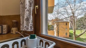 Espressomaskin, kaffetrakter/tekoker, kjøleskap og mikrobølgeovn