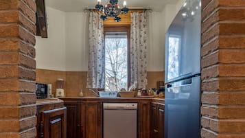 Full-size fridge, microwave, stovetop, dishwasher