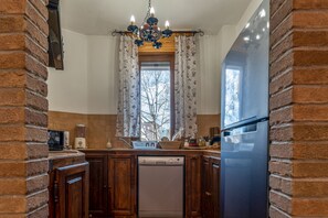 Full-size fridge, microwave, stovetop, dishwasher