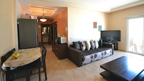 Apartment, 2 Bedrooms | Living room | 42-inch plasma TV with satellite channels, Smart TV - Complexe Riviera Beach (M'diq)