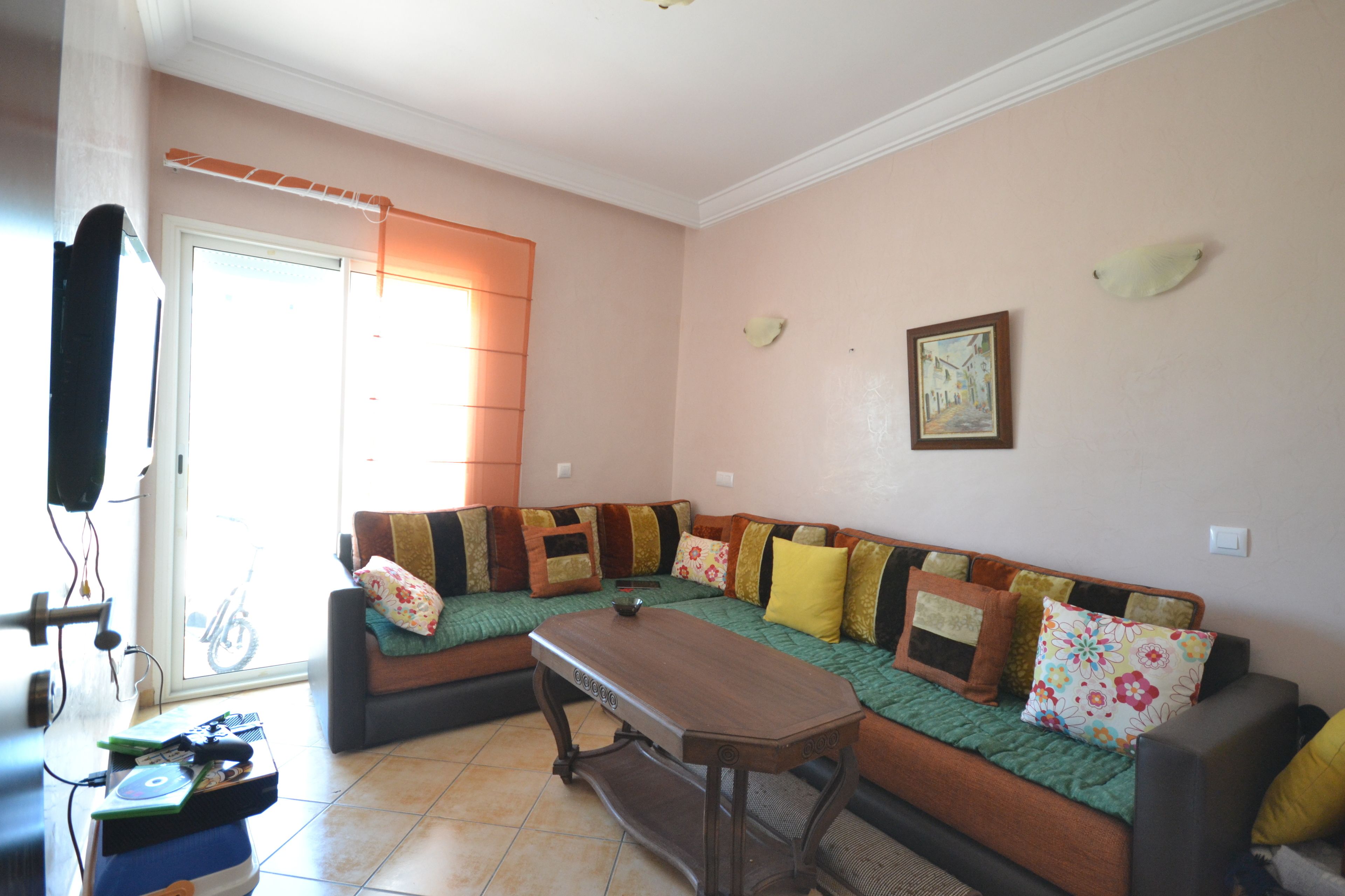 Apartemen, 2 kamar tidur | Ruang keluarga | Televisi plasma 42-inci dengan saluran TV satelit dan Smart TV