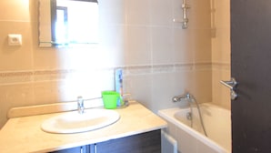 Apartment, 2 Bedrooms | Bathroom | Shower, towels - Complexe Riviera Beach (M'diq)