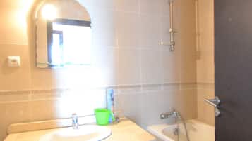 Căn hộ, 2 phòng ngủ | Phòng tắm | Buồng tắm vòi sen, khăn tắm