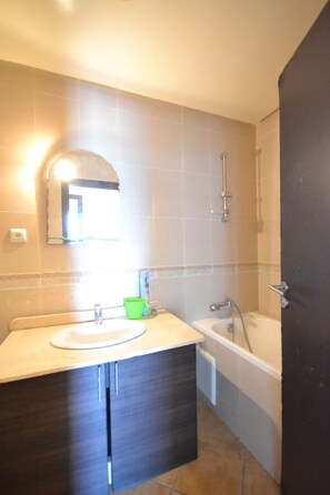 شقة - غرفتا نوم | حمام | تجهيزات دش، مناشف