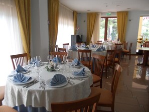 Déjeuner, dîner et souper servis sur place; cuisine méditerranéenne 