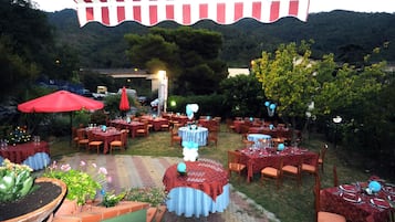 供应早餐、午餐和晚餐,地中海菜