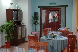 Breakfast, lunch, dinner served; Mediterranean cuisine 