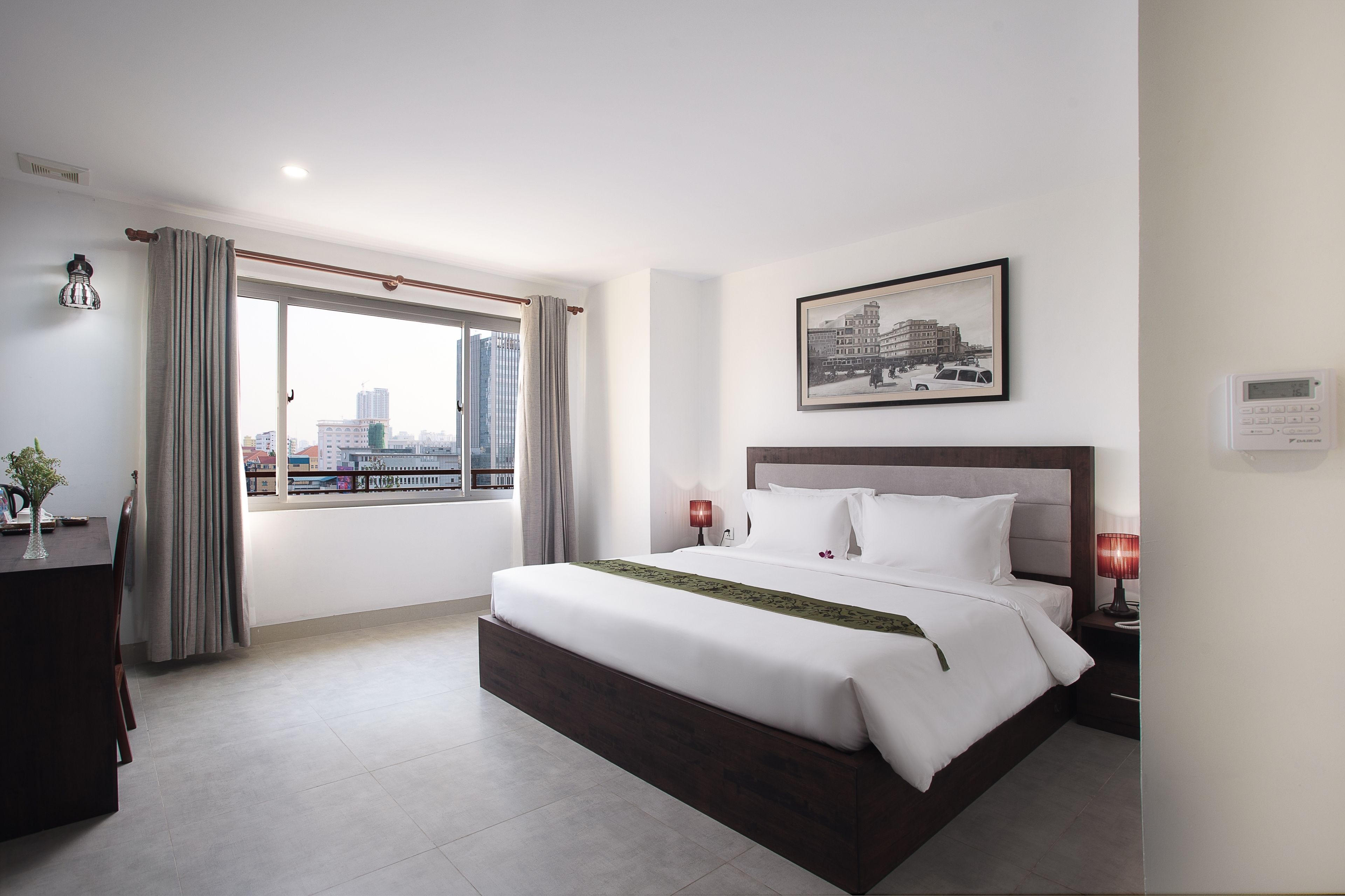 deluxe double room | minibar, in-room safe, desk, rollaway beds