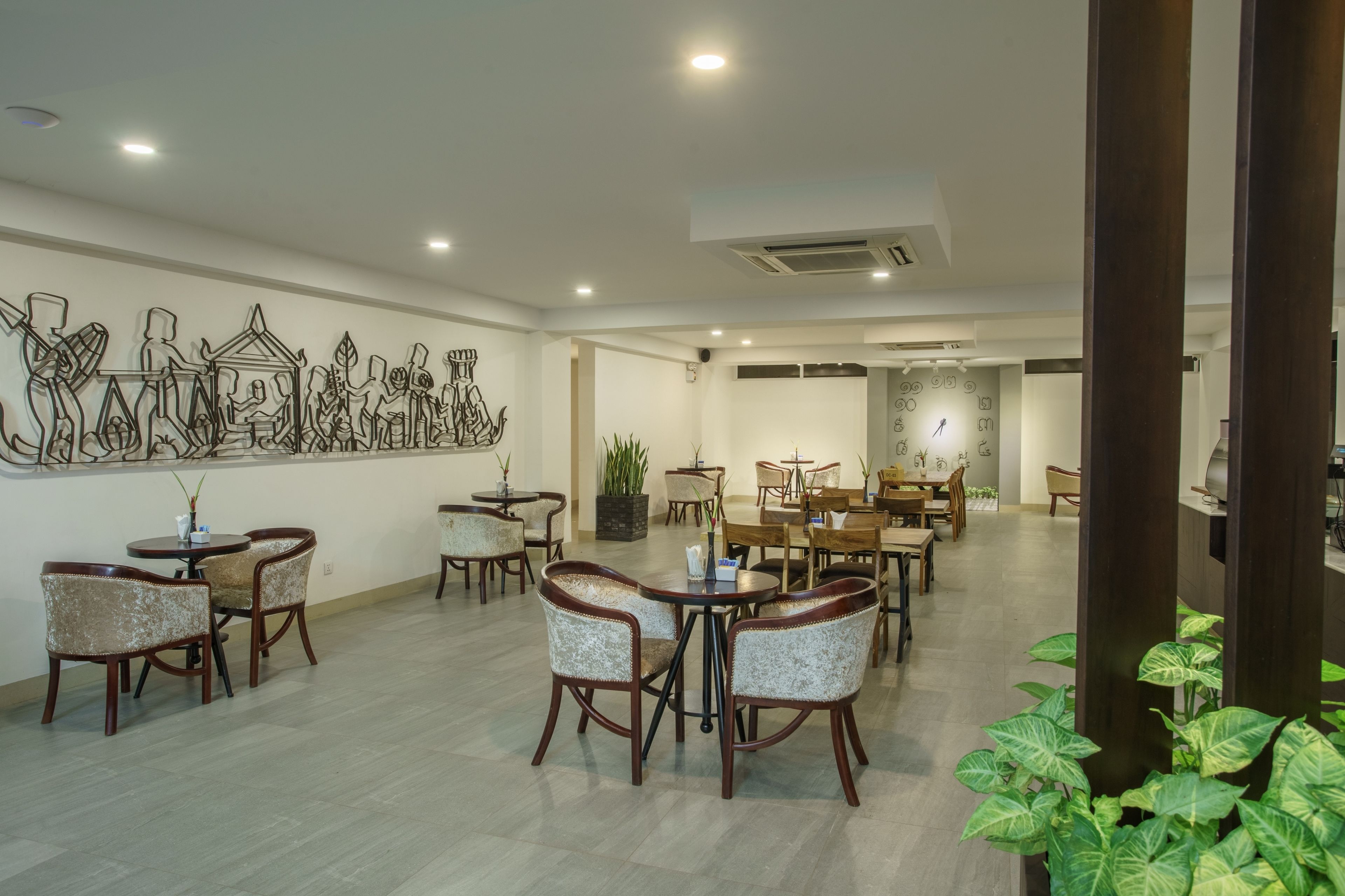 breakfast, lunch, dinner served; international cuisine