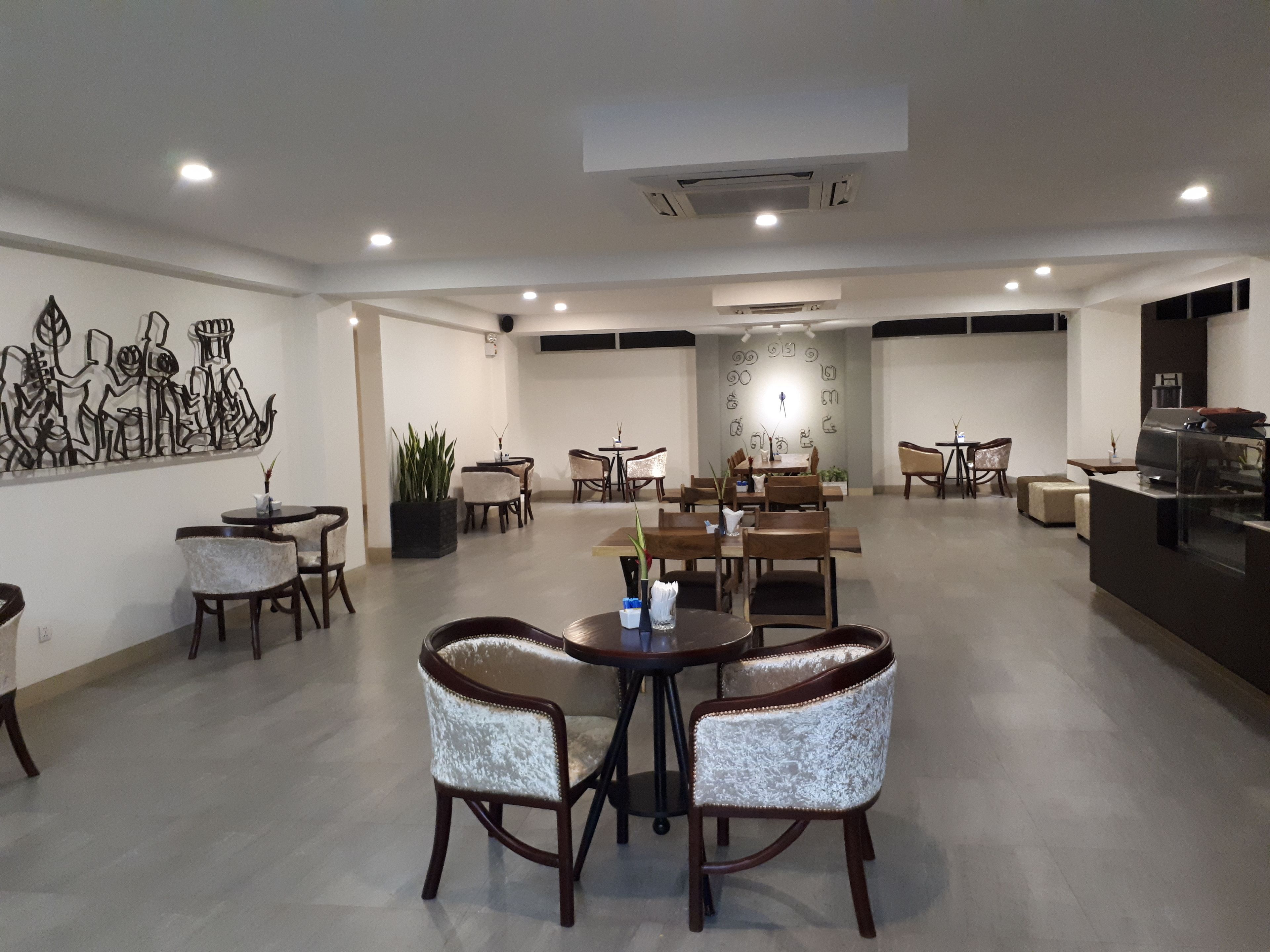 breakfast, lunch, dinner served; international cuisine