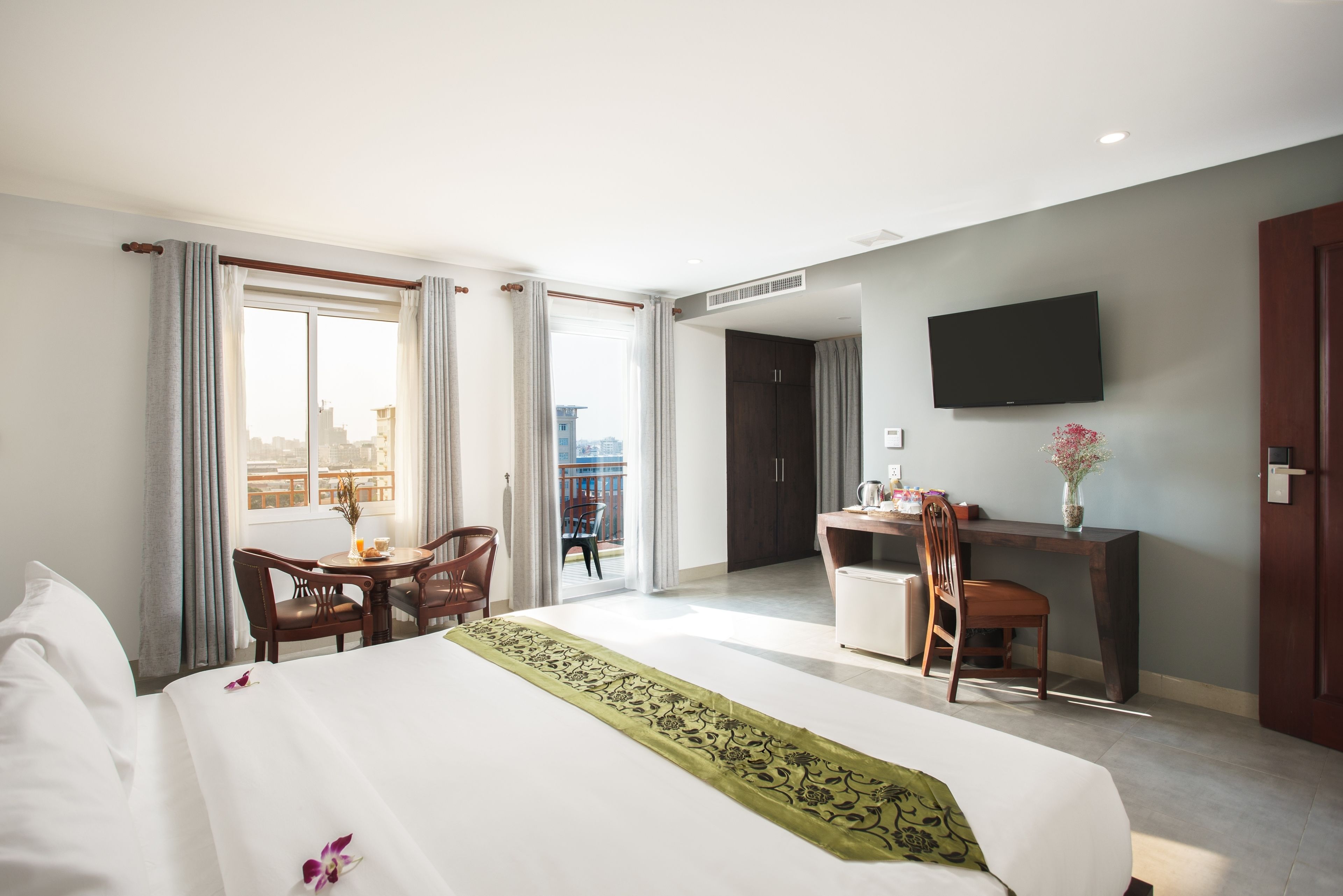 deluxe double room, balcony | minibar, in-room safe, desk, rollaway beds