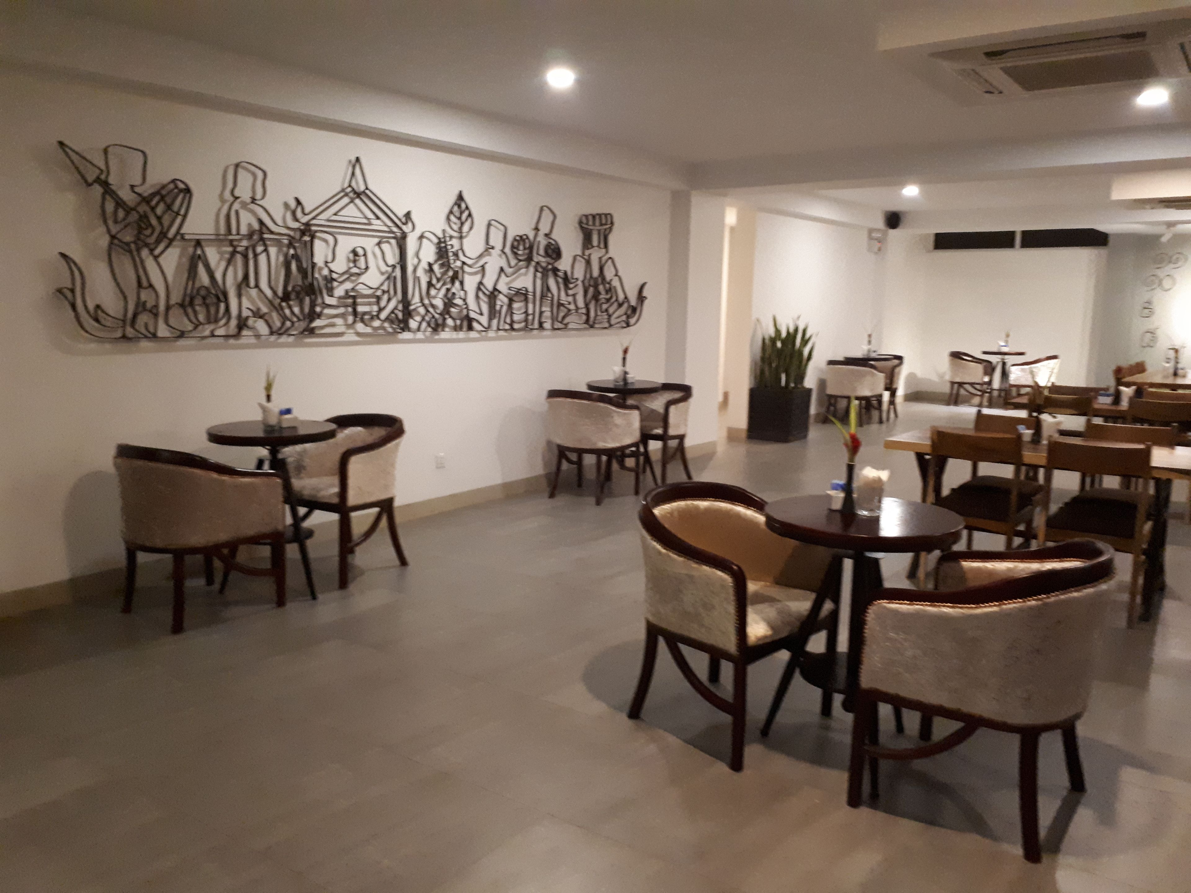 breakfast, lunch, dinner served; international cuisine