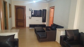 Leilighet, 3 soverom | Oppholdsområde | En 42-tommers plasma-TV med Parabol-TV samt TV